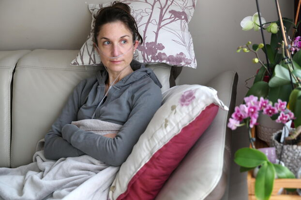 nicolasberrod's tweet photo. Claire, 41 ans, a été diagnostiquée en 2023. Toutes les activités du quotidien sont une souffrance pour elle : prendre le petit-déjeuner, se doucher, etc. Son principal regret ? "Ne pas pouvoir profiter de la vie avec mon enfant et mon conjoint…"

7/10