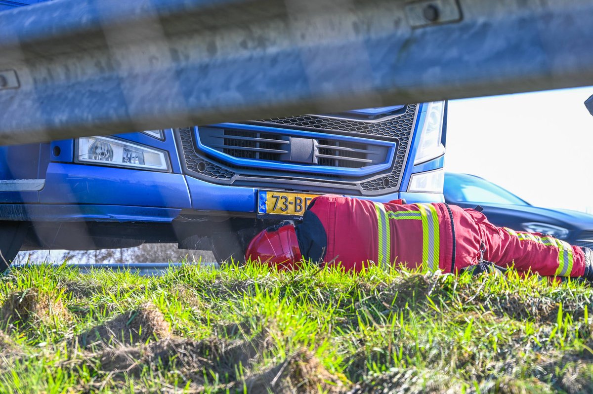 Brand in remmen vrachtwagen op A7 bij Marum
