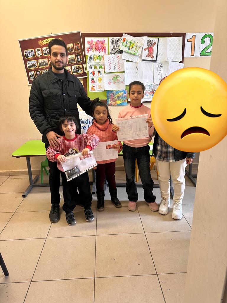 GaserTart's tweet photo. #öğretmenlersahipsizdeğildir 
Özel eğitim öğretmeni Muhammed Nurullah Tart, karne sevinci yaşattığı öğrencilerinin ardından babasına yardım için gittiği kuyumcuda kurşunlanarak katledildi.  Adalet adalet @abakingurlek #NurullahTartSonKarne https://t.co/GFMZZVOgOw