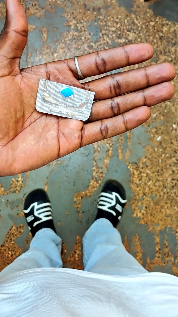 Kuna threesome(2 chicks) naenda mniombee💀