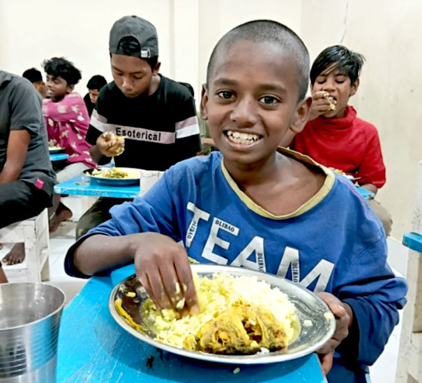 NadaceNMP's tweet photo. Obědy jsou velkým přínosem pro zdraví a pohodu dětí v Bangladéšských školách organizace International Needs. Děti často přicházejí do škol z domácností, které si mohou dovolit jen jedno jídlo denně. https://t.co/uHFaBw0PLg