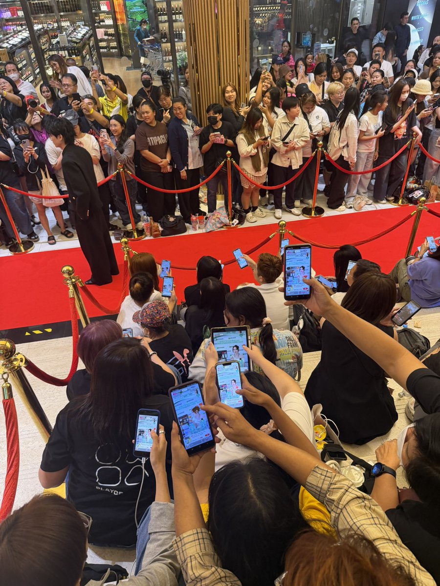 Multitasking experts…watching Charlotte live while waiting at the awards 🙂🙂🙂

#GarnierxCharlotte  #TBOA2025xENGLOT
#ชาล็อตออสติน #CharlotteAustin