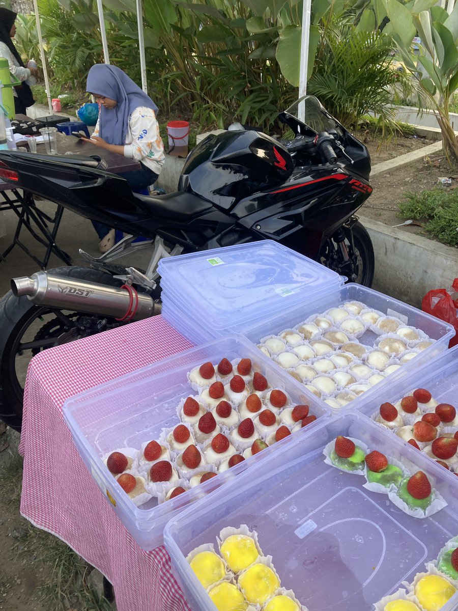WOLF_of_IHSG's tweet photo. sore ini berburu Takjil ; ada moci enak banget . Saya aja udah abis 8 saking enaknya; yang dibawa pulang cuman 4. 😃

Abang penjual moci nya keren banget; jualan moci tapi punya Honda CBR yang 250 knalpot brisik. 

Jualannya nyantai, ga pake teriak2; duduk manis tapi laris manis; soalnya moci’nya enak dan murah; apalagi yang rasa durian ama strawberry.

Emang pasarannya moci 1biji gini goceng 5rb’an yah dimana mana?