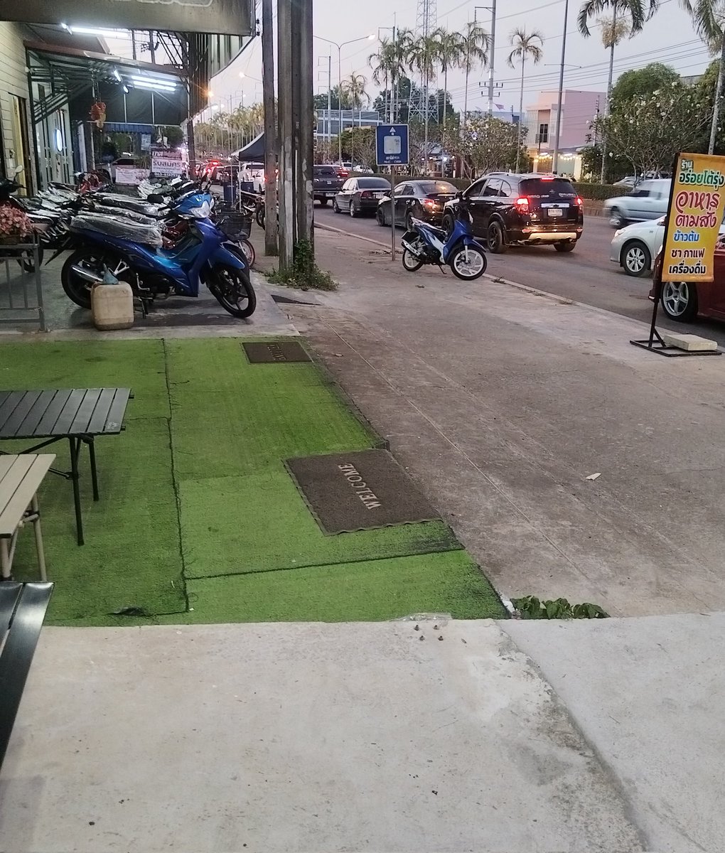 รถรอเติมน้ำมันเต็มหนนเลย