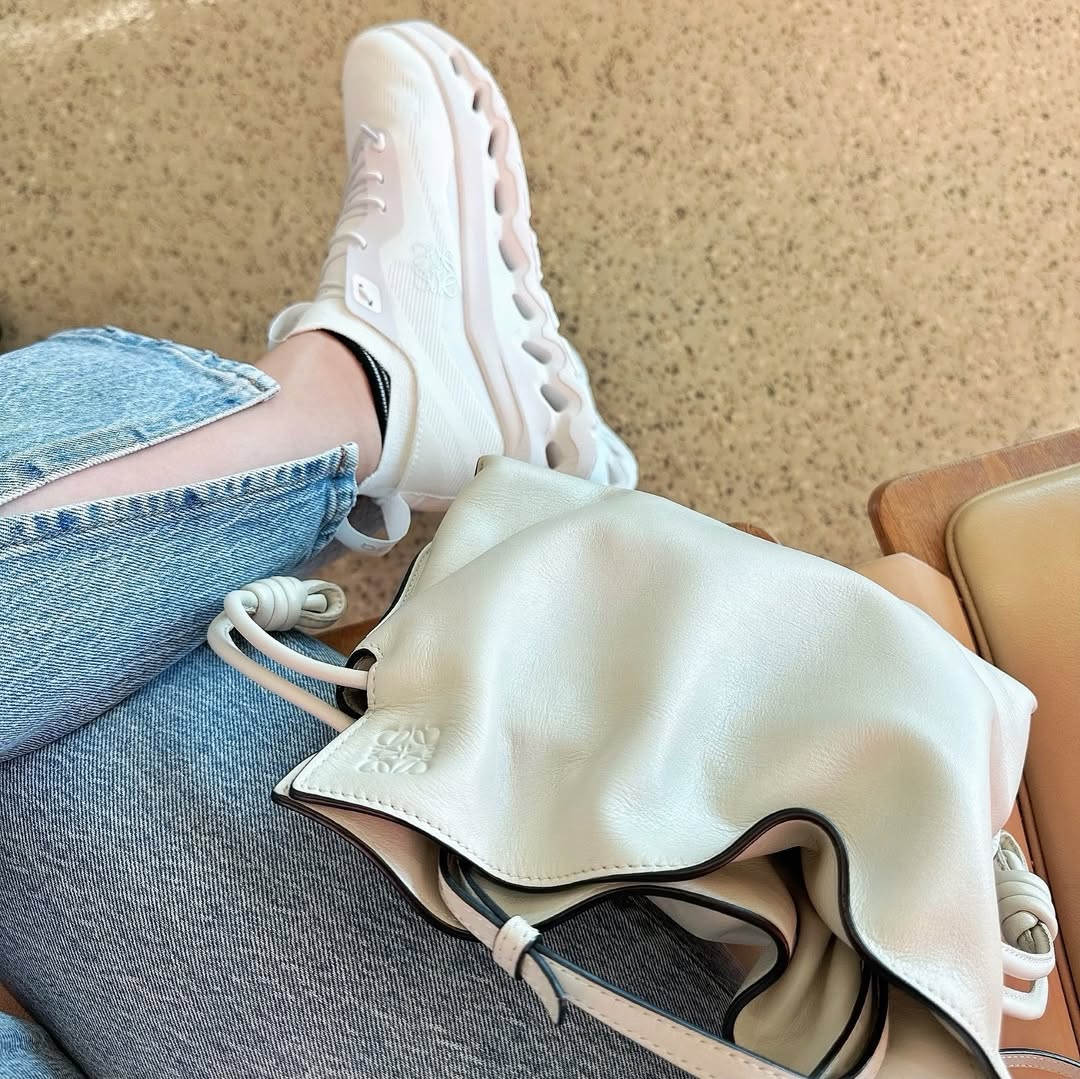 hardscrabblecc's tweet photo. 🤍
𝑜𝓃 ✖️ 𝐿𝒪𝐸𝒲𝐸 ༄
.
コラボスニーカー歩きやすくて最高🤍 ͗ ͗
.
フラメンコBag👜 軽くて荷物も入るのに
シンプルでコンパクトにできて旅行に最適◎🥰
. https://t.co/mMJjxItBcl