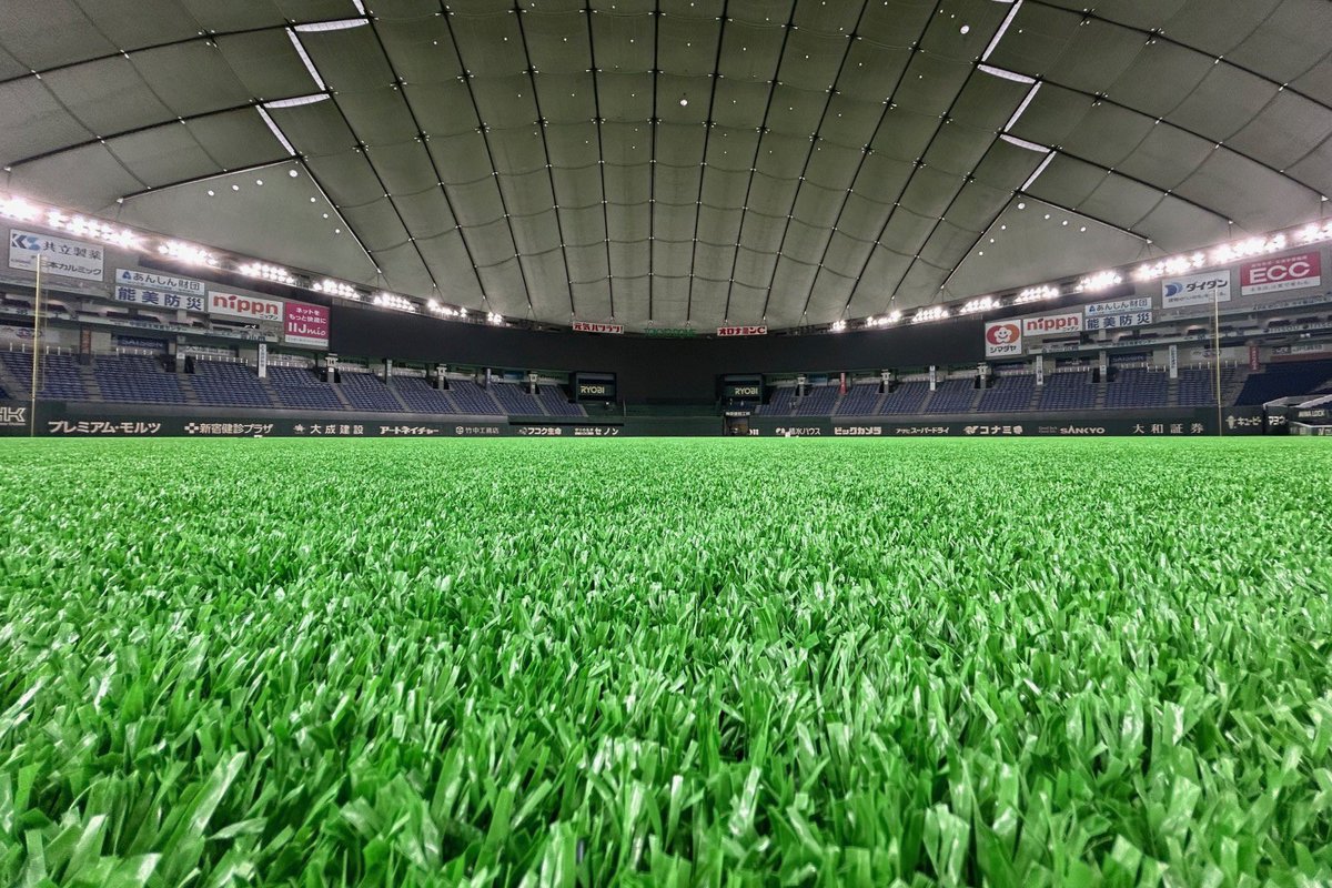 tokyodome1988_'s tweet photo. 2026年プロ野球シーズンおよび各種イベントの開催に向け、東京ドーム内の人工芝を約7年ぶりに全面刷新しました。

2019年以来の更新となる今回は、アスリートの足元を支える「安定性」と、多種多様なイベントに対応できる「耐久性」を一段と高めた最新の人工芝を採用しました。

今回の刷新により、これまで以上に質の高いスポーツ・エンターテインメント空間の提供を目指してまいります。

▼詳細はこちら
https://t.co/DM95NjuMN9

#東京ドーム #tokyodome