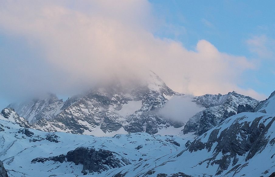 Der Großglockner ist mit einer Höhe von rund 3798 m ü. A. der höchste Berg Österreichs.
Leider ist der Gipfel des Berges in Wolken gehüllt. Hoffentlich klärt sich der Himmel bald auf.