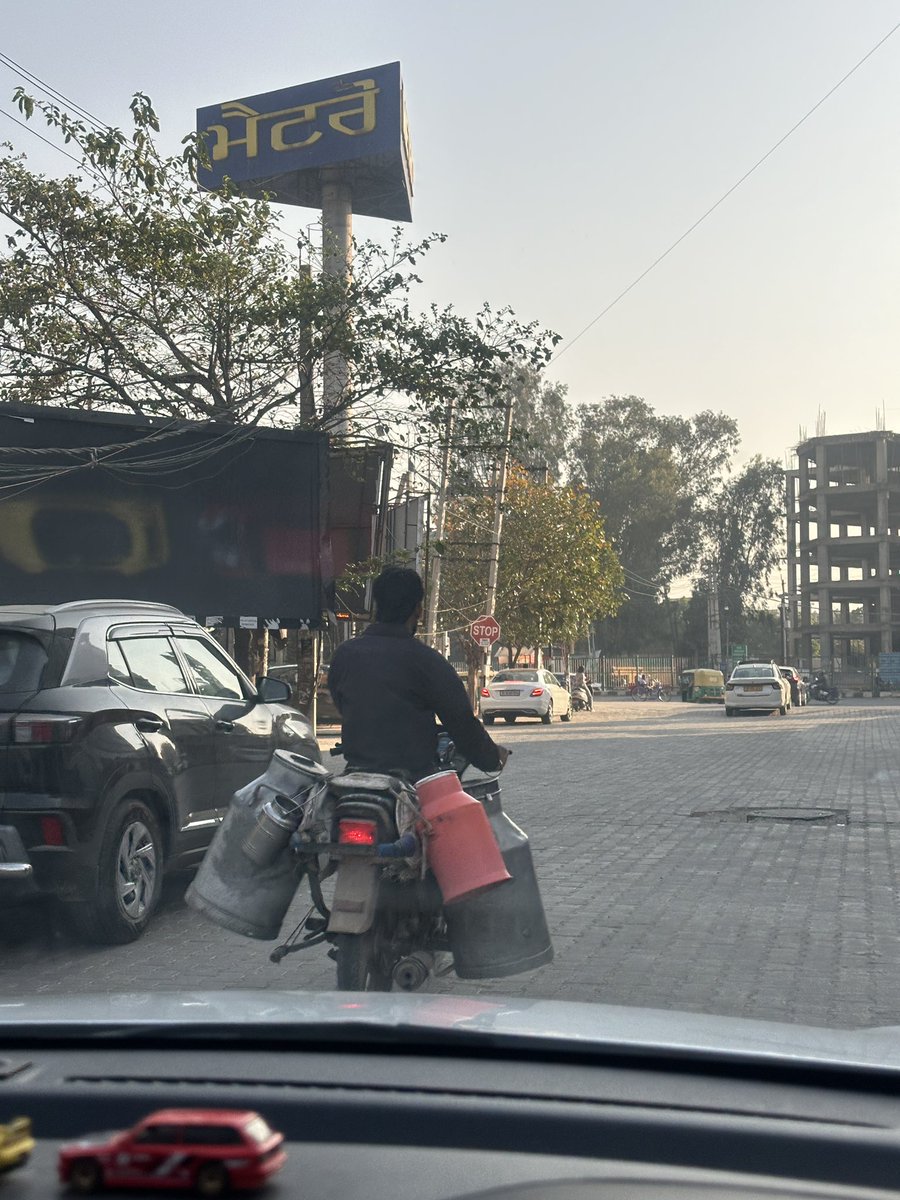 themilemuncher's tweet photo. This is the condition of law and order in Zirakpur Punjab. ABSOLUTELY PATHETIC. Bike is casually running without number plate, cars roam freely with black tints.  @PunjabPoliceInd @DGPPunjabPolice You guys have literally zero accountability. VIP ROAD Zirakpur https://t.co/giMs36eXMV