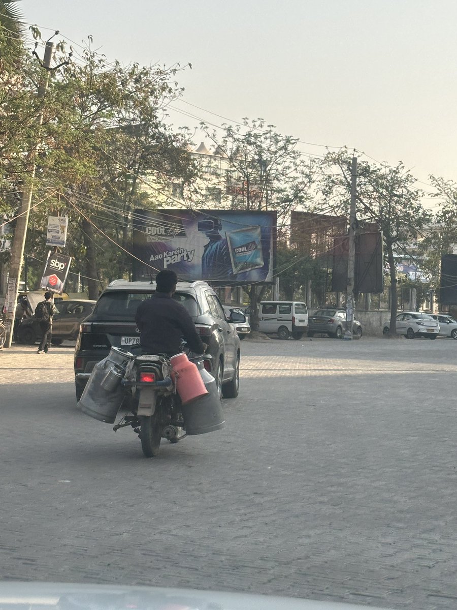 themilemuncher's tweet photo. This is the condition of law and order in Zirakpur Punjab. ABSOLUTELY PATHETIC. Bike is casually running without number plate, cars roam freely with black tints.  @PunjabPoliceInd @DGPPunjabPolice You guys have literally zero accountability. VIP ROAD Zirakpur https://t.co/giMs36eXMV