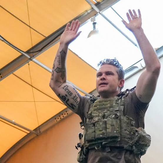 🔴 ABD Savaş Bakanı Pete Hegseth, sağ kolunda "كافر" (Kafir) dövmesi taşıyan, kendini açıkça bu şekilde tanımlayan biri. Aynı kolunda, Orta Çağ Haçlı seferlerinin savaş nidası olan "Deus Vult" (Tanrı böyle istiyor) sözleri yazılı.

2025 yılında, o göreve gelmeden hemen önce