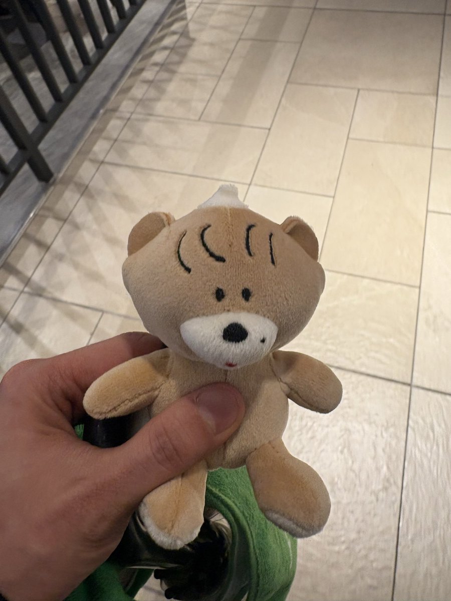 nonbiriikojinse's tweet photo. 有明ガーデン7階フードコート(うどん屋の前)にアクマ落ちてました！
どこに預けてよいかわからなかったので、2階のインフォーメーションに預けておきました！どうか持ち主の方に届きますように！！
#PPY2
#アクマ
#有明ガーデン https://t.co/DOJ46mgOcB