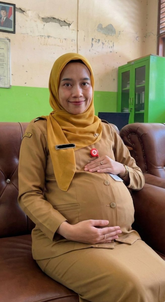bumilkomplek's tweet photo. @missriii17 Belum cuti buguru ? https://t.co/4fSvzKg7Pg