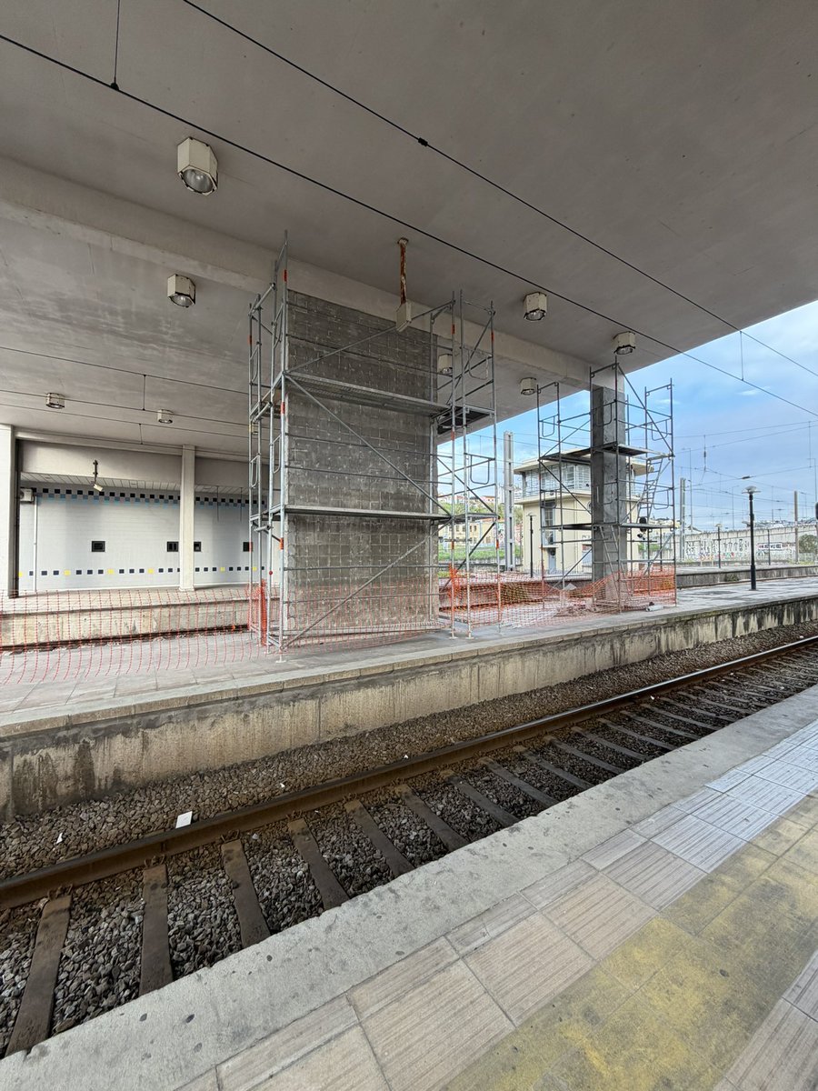Estação de Campolide - Estão a ser terminados os trabalhos de retirada dos azulejos. 
Recordar que estes azulejos estavam a cair.