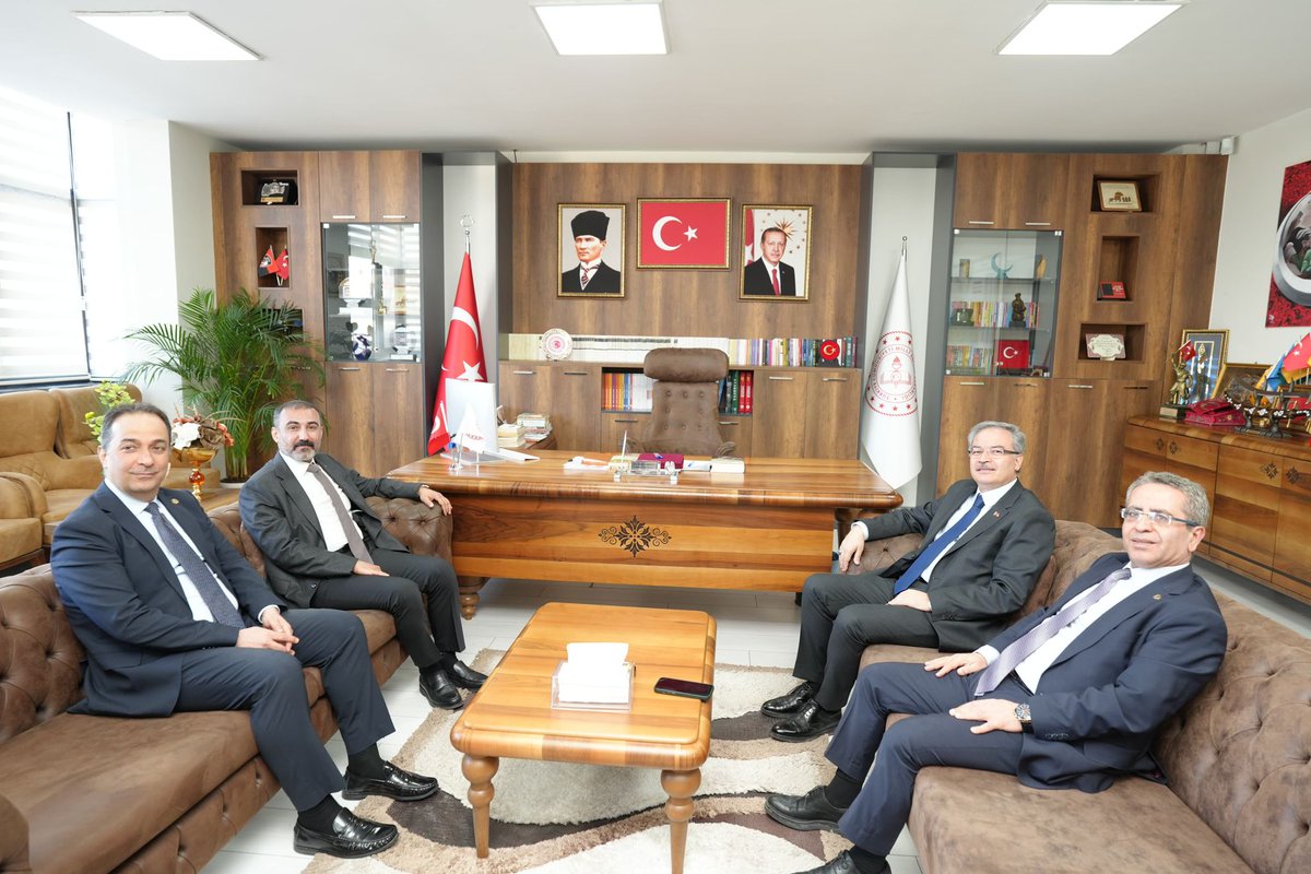 Gaziantep_MEM's tweet photo. Gaziantep İl Millî Eğitim Müdürlüğü ve Gaziantep Ticaret Odası Arasında Mesleki Eğitim İş Birliği Protokolü İmzalandı!🤝

İlgili protokol, İl Millî Eğitim Müdürümüz Dr. Önder Arpacı ve Gaziantep Ticaret Odası Yönetim Kurulu Başkanı Mehmet Tuncay Yıldırım tarafından imza edildi.✍️

🎓Protokol kapsamında⬇️

🔸öğrencilerin staj uygulamalarına destek verilmesi,

🔸müfredatın iş dünyası ve sanayinin beklentilerine göre güncellenmesi,

🔸kariyer günleri ve sektör temsilcileriyle deneyim paylaşımı buluşmaları,

🔸fabrika ve üretim tesislerine teknik inceleme gezileri,

🔸ortak projeler ve faaliyetlerin hayata geçirilmesi planlanıyor.

Mesleki ve teknik eğitim yoluyla gençlerin nitelikli, donanımlı ve iş hayatına hazır bireyler olarak yetişmesi için eğitim-iş dünyası iş birliğini güçlendirmeye devam edeceğiz.🤝

📍GAZİANTEP İL MİLLÎ EĞİTİM MÜDÜRLÜĞÜ

@tcmeb @Yusuf__Tekin @tcmeb_mtegm @gantepvaliligi @kemalcebervali @Dr_Onderarpaci