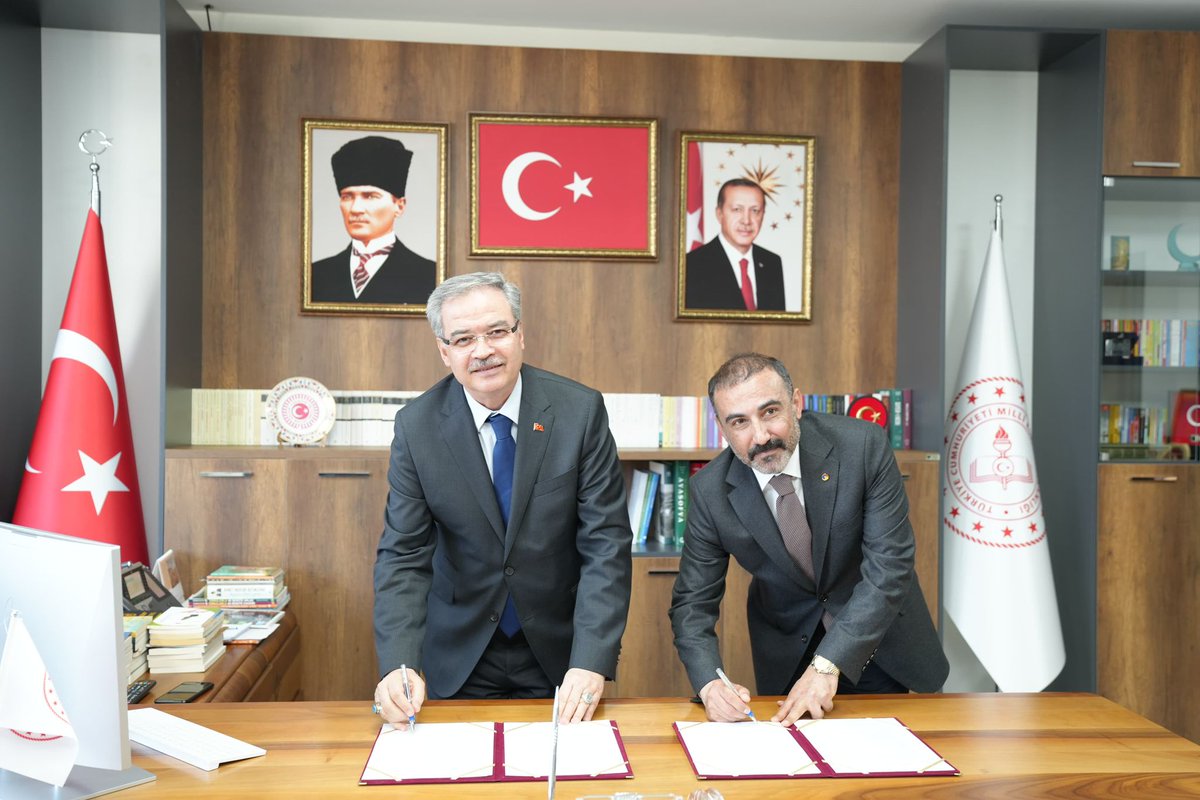 Gaziantep_MEM's tweet photo. Gaziantep İl Millî Eğitim Müdürlüğü ve Gaziantep Ticaret Odası Arasında Mesleki Eğitim İş Birliği Protokolü İmzalandı!🤝

İlgili protokol, İl Millî Eğitim Müdürümüz Dr. Önder Arpacı ve Gaziantep Ticaret Odası Yönetim Kurulu Başkanı Mehmet Tuncay Yıldırım tarafından imza edildi.✍️

🎓Protokol kapsamında⬇️

🔸öğrencilerin staj uygulamalarına destek verilmesi,

🔸müfredatın iş dünyası ve sanayinin beklentilerine göre güncellenmesi,

🔸kariyer günleri ve sektör temsilcileriyle deneyim paylaşımı buluşmaları,

🔸fabrika ve üretim tesislerine teknik inceleme gezileri,

🔸ortak projeler ve faaliyetlerin hayata geçirilmesi planlanıyor.

Mesleki ve teknik eğitim yoluyla gençlerin nitelikli, donanımlı ve iş hayatına hazır bireyler olarak yetişmesi için eğitim-iş dünyası iş birliğini güçlendirmeye devam edeceğiz.🤝

📍GAZİANTEP İL MİLLÎ EĞİTİM MÜDÜRLÜĞÜ

@tcmeb @Yusuf__Tekin @tcmeb_mtegm @gantepvaliligi @kemalcebervali @Dr_Onderarpaci