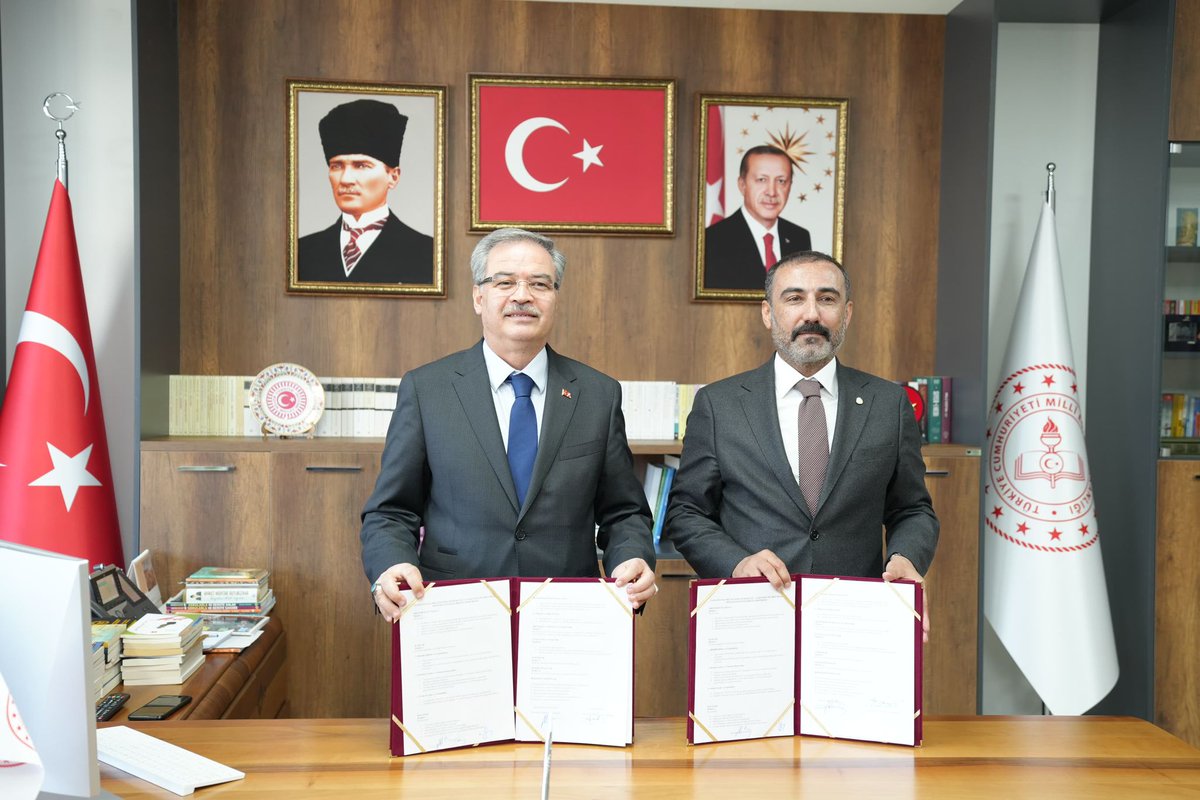 Gaziantep_MEM's tweet photo. Gaziantep İl Millî Eğitim Müdürlüğü ve Gaziantep Ticaret Odası Arasında Mesleki Eğitim İş Birliği Protokolü İmzalandı!🤝

İlgili protokol, İl Millî Eğitim Müdürümüz Dr. Önder Arpacı ve Gaziantep Ticaret Odası Yönetim Kurulu Başkanı Mehmet Tuncay Yıldırım tarafından imza edildi.✍️

🎓Protokol kapsamında⬇️

🔸öğrencilerin staj uygulamalarına destek verilmesi,

🔸müfredatın iş dünyası ve sanayinin beklentilerine göre güncellenmesi,

🔸kariyer günleri ve sektör temsilcileriyle deneyim paylaşımı buluşmaları,

🔸fabrika ve üretim tesislerine teknik inceleme gezileri,

🔸ortak projeler ve faaliyetlerin hayata geçirilmesi planlanıyor.

Mesleki ve teknik eğitim yoluyla gençlerin nitelikli, donanımlı ve iş hayatına hazır bireyler olarak yetişmesi için eğitim-iş dünyası iş birliğini güçlendirmeye devam edeceğiz.🤝

📍GAZİANTEP İL MİLLÎ EĞİTİM MÜDÜRLÜĞÜ

@tcmeb @Yusuf__Tekin @tcmeb_mtegm @gantepvaliligi @kemalcebervali @Dr_Onderarpaci