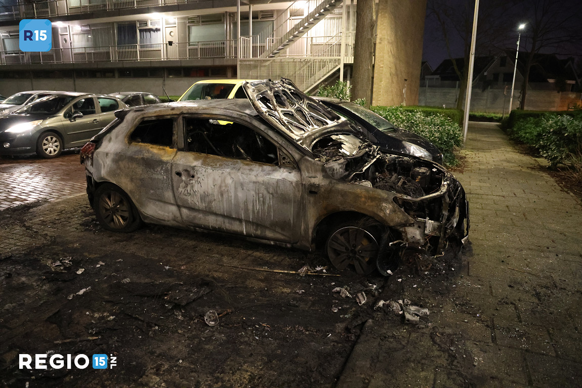 Twee auto's verwoest door brand in Naaldwijk