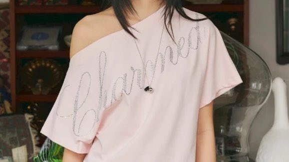 itfeelstory's tweet photo. เสื้อยืดปาดไหล่แบบนี้ก็น่ารัก เผื่อใครอยากได้แบบสบายๆ ไม่ต้องคิดไรเยอะ แต่ยังมีลูกเล่น แมชง่าย https://t.co/f9PSlSOZOr