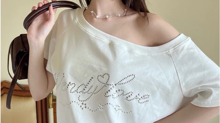 itfeelstory's tweet photo. เสื้อยืดปาดไหล่แบบนี้ก็น่ารัก เผื่อใครอยากได้แบบสบายๆ ไม่ต้องคิดไรเยอะ แต่ยังมีลูกเล่น แมชง่าย https://t.co/f9PSlSOZOr