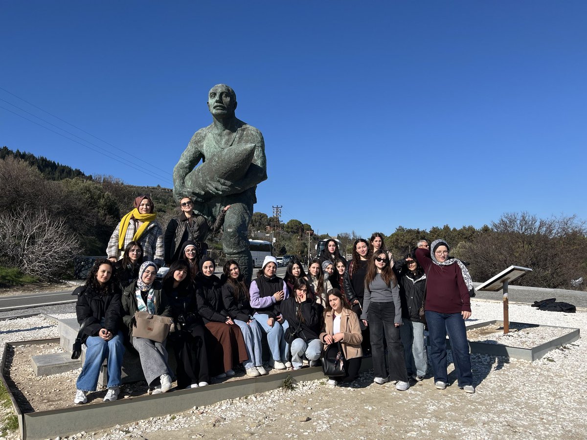 🇹🇷 Bir destandır Çanakkale… 🌙

Gençlerimizle birlikte tarihin izinde yürüdük 👣
Kahramanlığın, fedakârlığın ve bağımsızlık ruhunun izlerini hissettik ❤️
Şehitlerimizi rahmet ve minnetle anıyoruz

#birdestandırÇanakkale 
#gsbgm