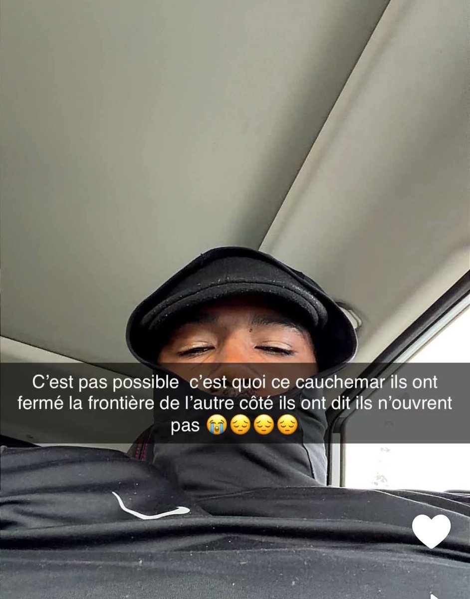 ActuFoot_'s tweet photo. 🚨🚨 « L’avion commence à rouler puis 𝗗𝗘𝗦 𝗕𝗢𝗠𝗕𝗔𝗥𝗗𝗘𝗠𝗘𝗡𝗧𝗦 𝗢𝗡𝗧 𝗗𝗘́𝗠𝗔𝗥𝗥𝗘́, 𝗨𝗡 𝗧𝗥𝗨𝗖 𝗗𝗘 𝗠𝗔𝗟𝗔𝗗𝗘… 𝗧𝗨 𝗣𝗘𝗡𝗦𝗘𝗦 𝗔̀ 𝗧𝗢𝗨𝗧 𝗗𝗔𝗡𝗦 𝗖𝗘𝗦 𝗠𝗢𝗠𝗘𝗡𝗧𝗦-𝗟𝗔̀… » 😪🇮🇷

International haïtien, Duckens Nazon 🇭🇹 explique 𝗟𝗔 𝗚𝗔𝗟𝗘̀𝗥𝗘 𝗣𝗢𝗨𝗥 𝗤𝗨𝗜𝗧𝗧𝗘𝗥 𝗟’𝗜𝗥𝗔𝗡 🇮🇷, 𝗢𝗨̀ 𝗜𝗟 𝗘́𝗩𝗢𝗟𝗨𝗘… (𝗜𝗟 𝗔 𝗥𝗘́𝗨𝗦𝗦𝗜 😮‍💨) :

« J’étais dans l’avion, content d’être dans l’avion. 

On commence à rouler… et d’un seul coup le commandant stoppe l’avion : "𝗧𝗢𝗨𝗧 𝗟𝗘 𝗠𝗢𝗡𝗗𝗘 𝗗𝗘𝗦𝗖𝗘𝗡𝗗, 𝗗𝗘𝗦 𝗕𝗢𝗠𝗕𝗔𝗥𝗗𝗘𝗠𝗘𝗡𝗧𝗦 𝗢𝗡𝗧 𝗗𝗘́𝗠𝗔𝗥𝗥𝗘́ !" 🧨

Je récupère ma valise avec Munir El Haddadi 🇲🇦, l’ancien joueur du Barça, on retourne à Téhéran avec le bus du club pour aller chercher d’autres joueurs à l’hôtel. 

Dans l’autre sens, les gens commençaient à quitter la ville. 

C’était de la folie, je n’avais jamais vu autant de bouchons de ma vie…

Sur la route, on a alors 𝘃𝘂 𝗱𝗲 𝗹𝗮 𝗳𝘂𝗺𝗲́𝗲 𝗱’𝘂𝗻𝗲 𝗯𝗼𝗺𝗯𝗲 𝗷𝘂𝘀𝘁𝗲 𝗮̀ 𝗰𝗼̂𝘁𝗲́ 𝗱𝗲 𝗻𝗼𝘂𝘀… […]

Si j’ai eu peur ? La vérité, c’est que je suis imperméable à ça. Si c’était arrivé à ma famille peut-être, mais moi… C’est comme si c’était la vie de tous les jours, même si ça ne devrait pas en faire partie évidemment… […]

💔 Ma femme n’a fait que des nuits blanches, avec tout ce qu’on peut imaginer avec les images et l’impossibilité de me joindre…

Car on ne sait jamais où ça peut tomber les bombes. J’avais en tête un article récent sur un jeune, en France, qui avait percuté et tué un père de quatre enfants en voiture. Et comme j’ai quatre enfants… Elle l’avait peut-être lu, elle aussi… 

Tu penses à tout dans ces moments-là, à ta vie, à tes enfants, à ta femme, tu te dis que tu es dans un conflit avec lequel tu n’as rien à voir. Et laisser des enfants derrière, c’est malheureux… »

𝗟𝗘 𝗝𝗢𝗨𝗘𝗨𝗥 𝗔 𝗥𝗘́𝗨𝗦𝗦𝗜 𝗔̀ 𝗣𝗔𝗦𝗦𝗘𝗥 𝗟𝗔 𝗙𝗥𝗢𝗡𝗧𝗜𝗘̀𝗥𝗘 𝗔𝗩𝗘𝗖 𝗟’𝗔𝗭𝗘𝗥𝗕𝗔𝗜̈𝗗𝗝𝗔𝗡 🇦🇿 𝗘𝗧 𝗘𝗦𝗧 𝗘𝗡 𝗦𝗘́𝗖𝗨𝗥𝗜𝗧𝗘́ 𝗔̀ 𝗟’𝗛𝗘𝗨𝗥𝗘 𝗔𝗖𝗧𝗨𝗘𝗟𝗟𝗘 ! ❤️‍🩹🥰 @nazon28 

🗞️ @lequipe
