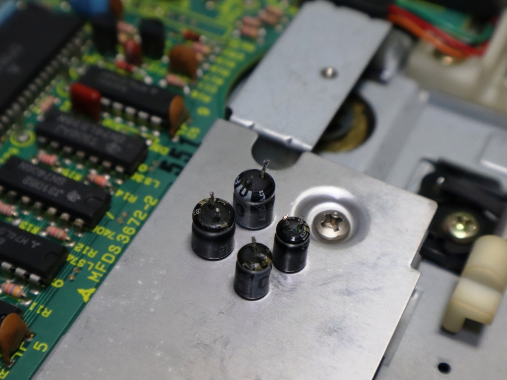 LTM100's tweet photo. 古い2D 5.25ドライブで駆動部の調子悪く、電解コンデンサを調べるも容量は正常。D値が0.2くらいで「イマイチかな？」と思って念のため新品に交換したら、なんと正常復帰。FDの駆動部ってこんなにシビアな設計なの？？ https://t.co/blWcVVPWQg