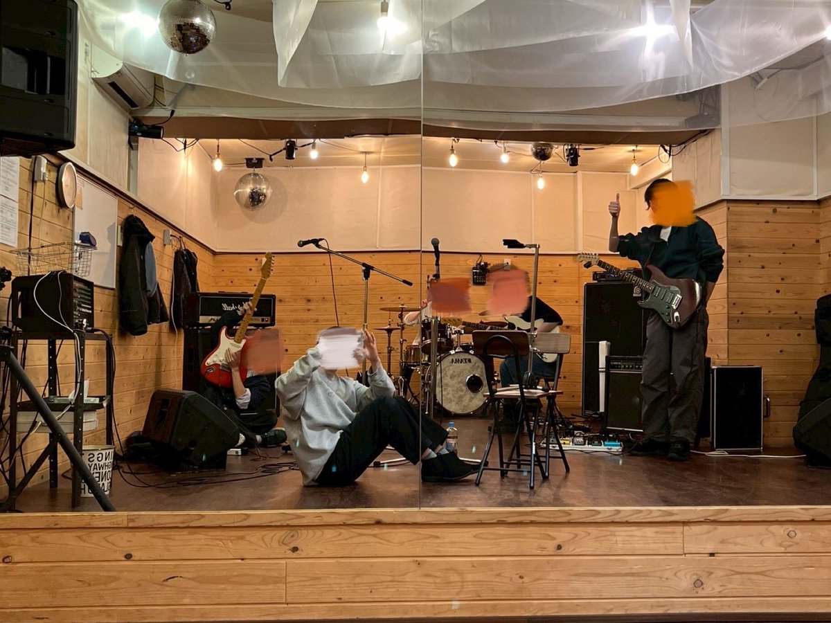KEIONMed's tweet photo. こちらミセスと乃紫のバンド練中の様子になります‼️
各バンドの練習も最終段階に入っている様子...??

医ロック本番まで後5日となりました🎸

皆さんのご来場をお待ちしています🙇

#医学部 #軽音 #北海道大学 https://t.co/hbQUsBmNWY