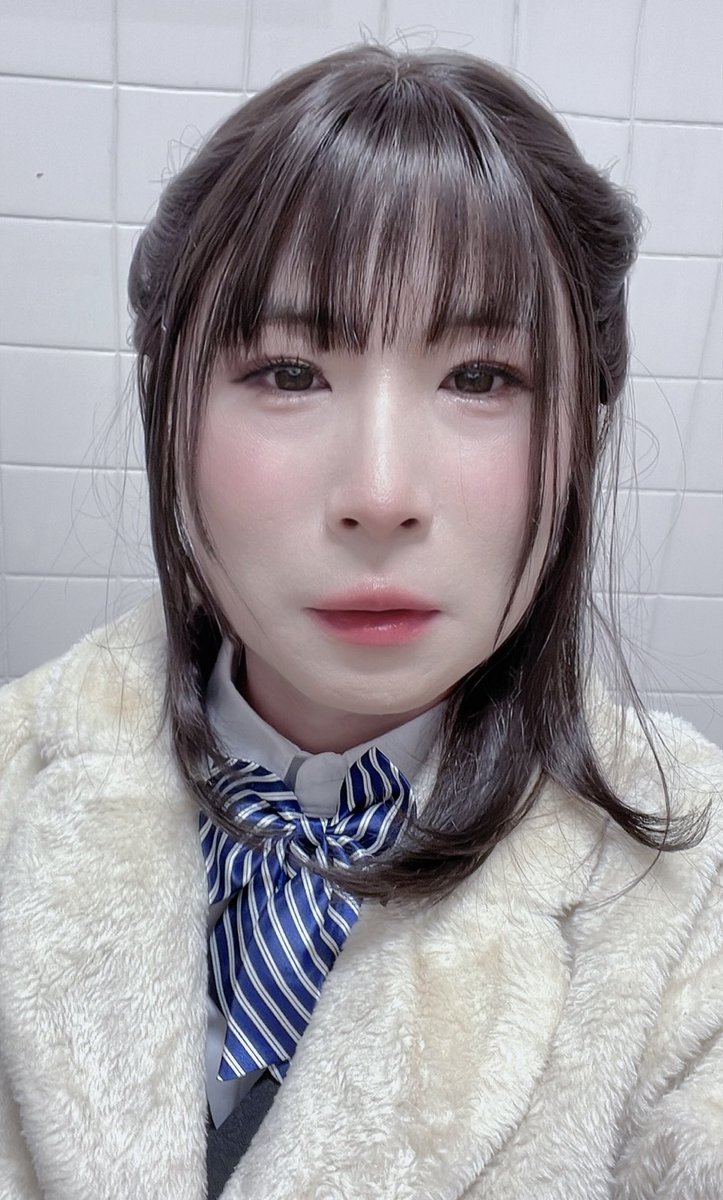 hinam5959's tweet photo. これ1錠飲んだら顔のほてりと動悸がすごくてぼーっとなりながらトイレで自撮り↓してたらお兄さんが入ってきて痴漢されたのですが私のおしりにプラグ入ってるの見つかったら急に乱暴になって小便器の前でフェラさせられてその後裏に連れてかれました。ゴムしてたけどすぐ出ちゃいました。#女装 https://t.co/rzJTLNfiIp
