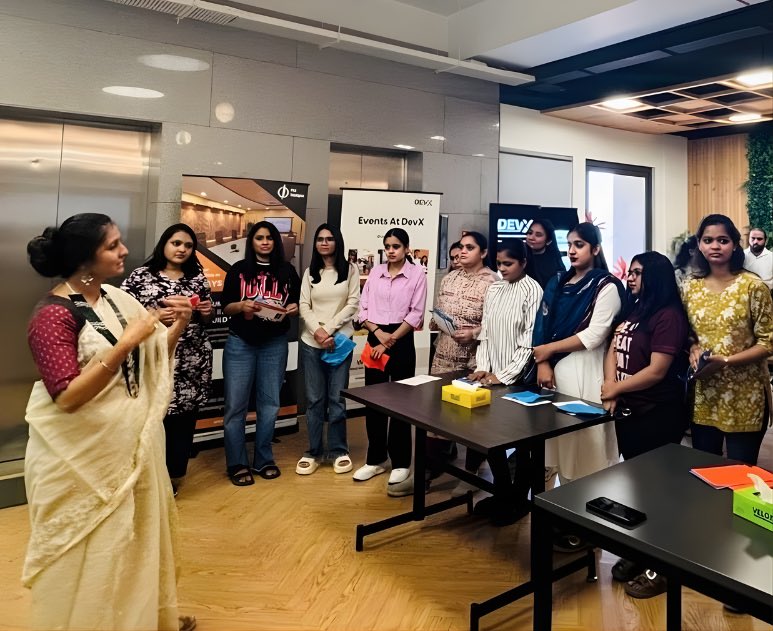 ClubRisen's tweet photo. A creative pause inside a corporate setting.

RiseN x DevX Ahmedabad — building spaces where clarity and conversation shape better leadership.

#RiseN #DevX #ProfessionalGrowth https://t.co/MySecQMza7