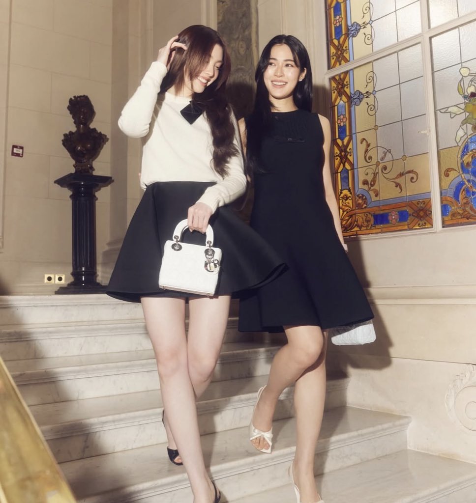 zjblinkJKR's tweet photo. @FemNewsTH My girls are exceptionally gorgeous right P?? Just perfect for Dior!
LINGORM TAKEOFF TO DIORAW26
#LingOrmDiorAW26APTLook
#Dior #DiorFW26
#Linglingkwong #OrmKornnaphat
#FEMFashionWeek #FEMNEWSTH https://t.co/fqX8Hl88JL