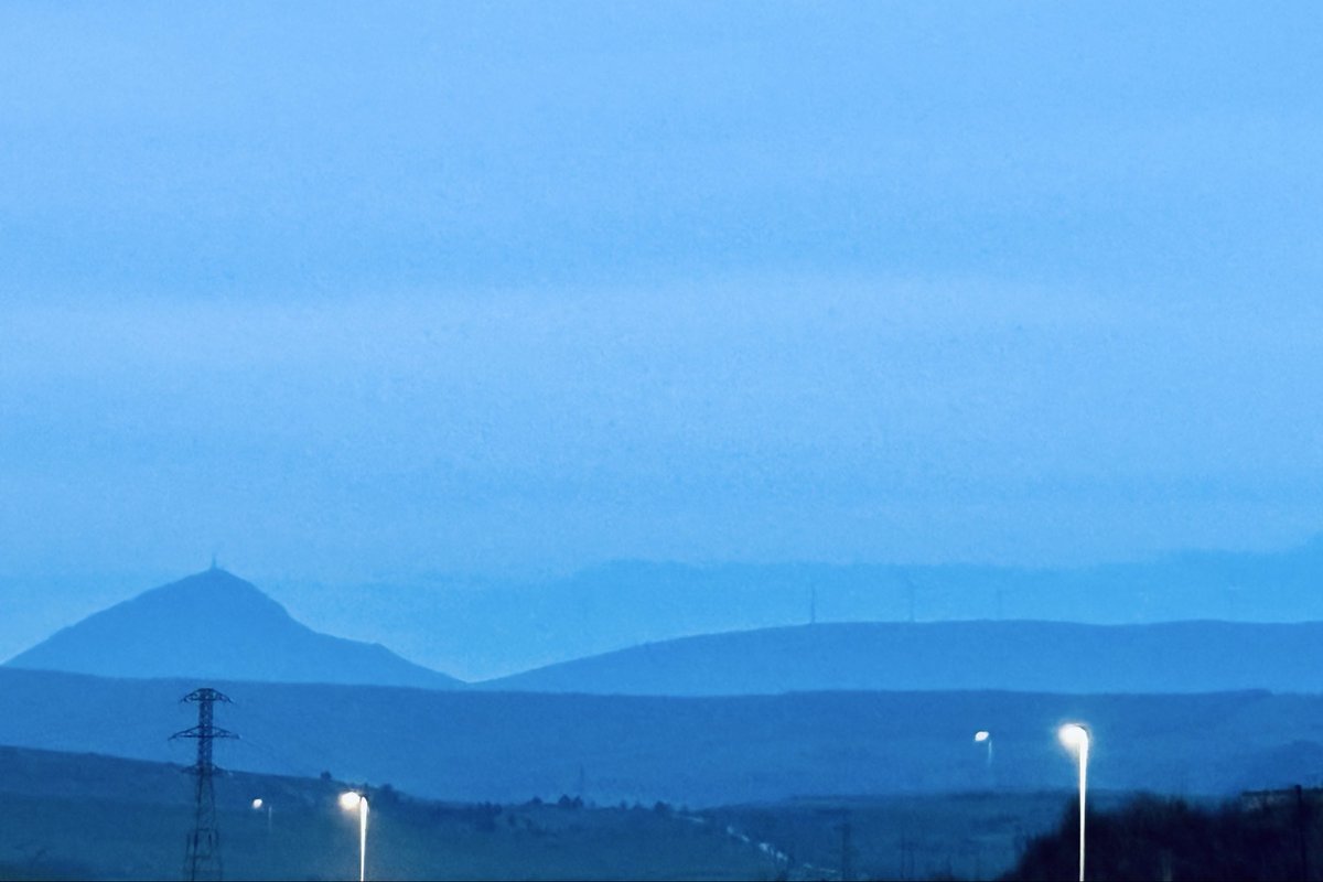¿Es azul el cielo o incoloro?
¿O es azul su reflejo?