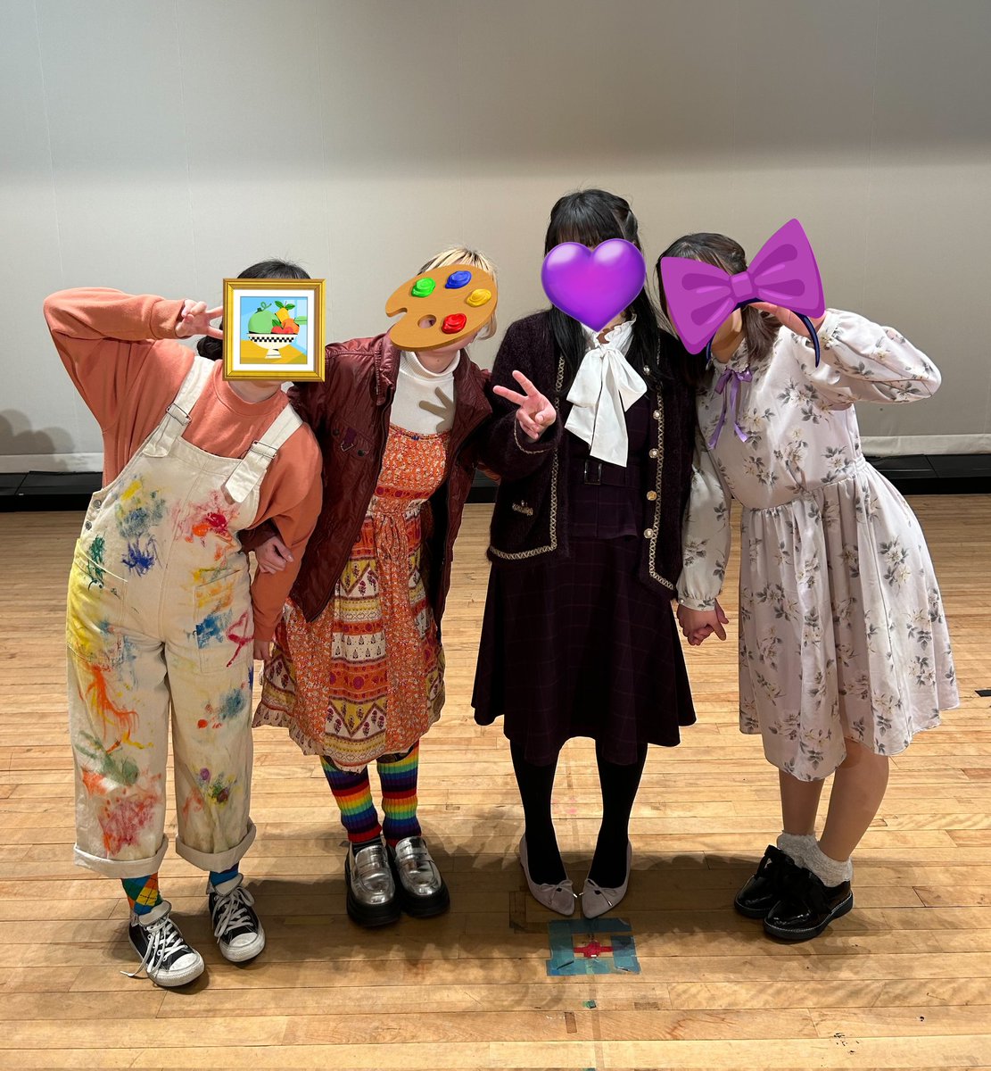 gekibu07's tweet photo. #県女演劇部
#gpwu
🚪シュレディンガーの部室①🚪
写真はそれぞれのキャラの幼少期と成長後なのですが、衣装に共通点があった事はお気付きですか?👚
主人は服の色合いが『紫』で画家は『虹色の靴下』でした🧦
小さな小物一つ一つにも演出のこだわりと願いが詰まっています✨ https://t.co/37sFbeeDnn
