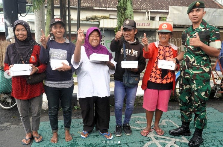 qaimalih's tweet photo. Inilah wajah humanis TNI AD Kita. Di balik keteguhan dan kedisiplinan, tersimpan hati yang ikhlas utk berbagi dgn sesama anak bangsa.
Tebar Berkah Sesama https://t.co/dmvlG8J1Xu