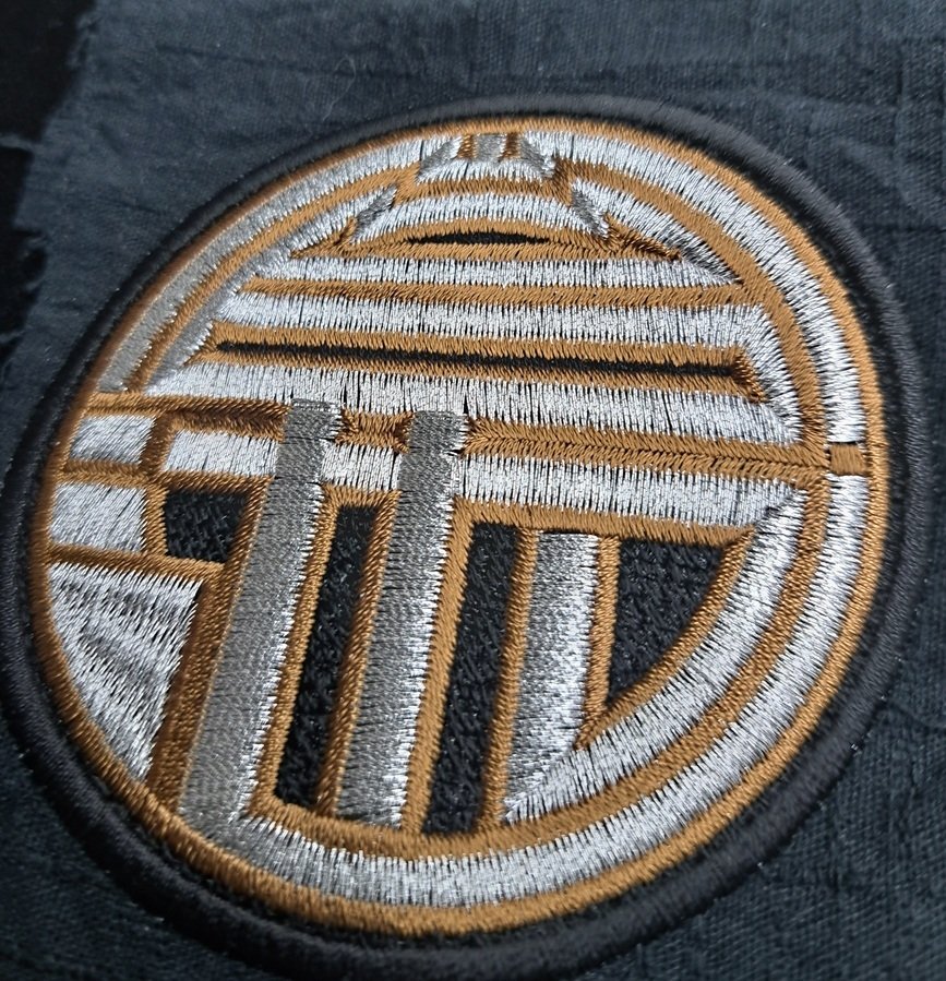 本日の逸品は昨年“そなみ呉服店”さんとのコラボで制作した〔宮池太鼓〕さんのジャケット【左胸】と【首後】でするん
左胸は久しぶりにガッツリ3D刺繍する事になったけん仕上げに入るまで3回は予行演習した(笑)