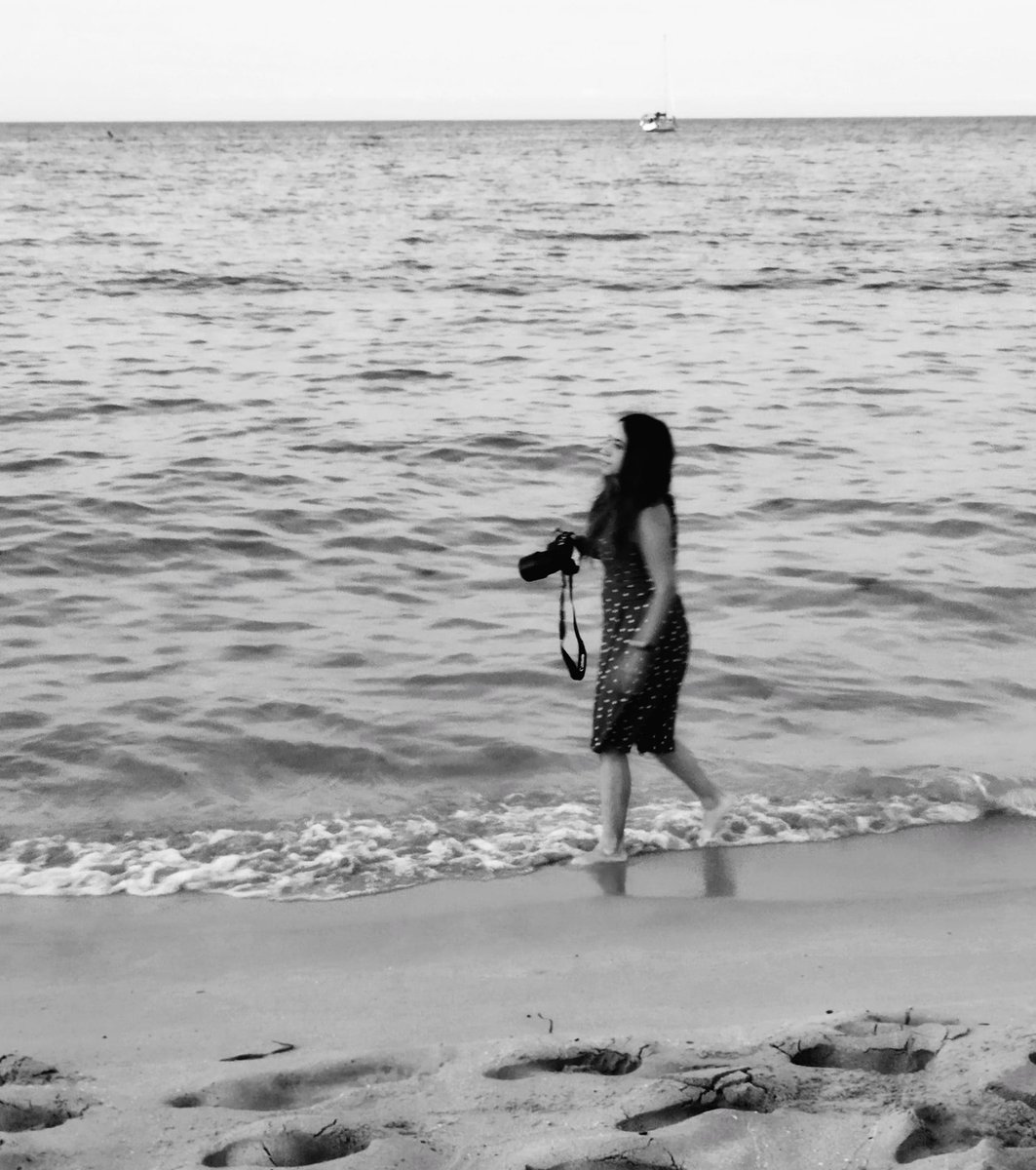 innuendisoloio's tweet photo. La mia fotografia
Lei camminava lungo la riva, macchina fotografica in mano, forse catturando ricordi o solo in cerca di un momento... https://t.co/N12PqSwQC9