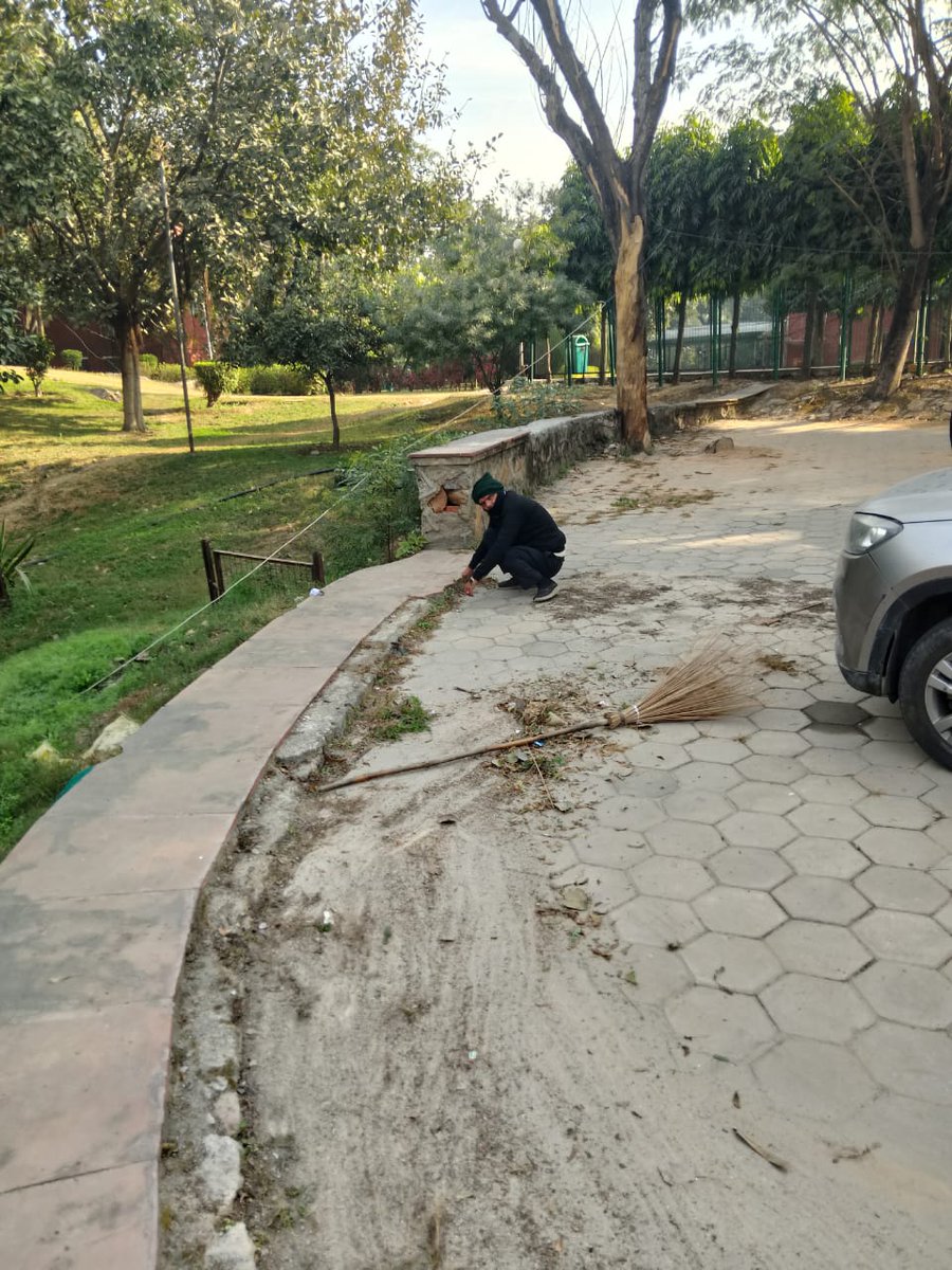 IIMC_India's tweet photo. As part of #SpecialCampaign5.0, a comprehensive cleaning drive was organized at the IIMC New Delhi campus to promote cleanliness, hygiene and a healthy work environment.
@MIB_India @SwachhBharatGov @swachhbharat @SwachSurvekshan @PMOIndia @pragyapgaur @PIB_India https://t.co/T0DiYwh7vZ