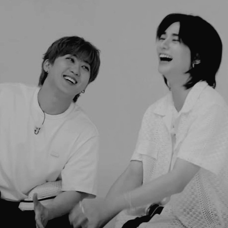 spacepassport's tweet photo. "let's be happy until our black hair turns gray"

😭💕 https://t.co/QgRFf2HB6u