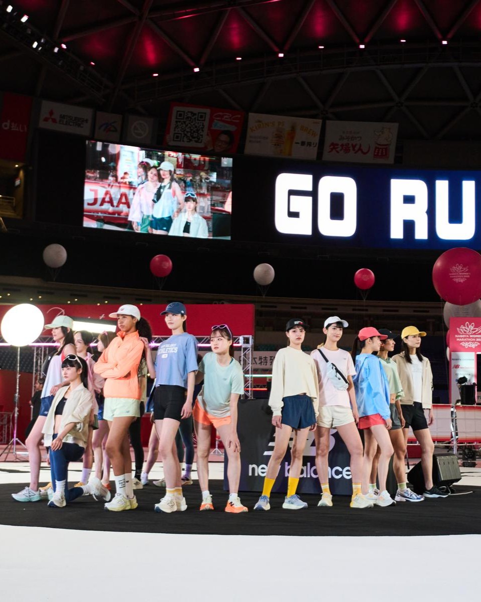 nagoya_gowomen's tweet photo. 【ファッションショーに田中佑美選手が出演します👏】
7日（土）にマラソンEXPOで開催するファッションショー「GO RUNWAY × GO WOMEN ～Run your way.～」に、ニューバランス契約アスリートで2025東京世界選手権・100mハードル代表の田中佑美選手が出演します！✨

名古屋ウィメンズマラソンは、第1回大会から「世界でいちばん女性が輝けるシーンを創り出す」ことを目指しています🏃‍♀️‍
中でも、マラソンコースの一部をランウェイに見立てたファッションショー「GO RUNWAY × GO WOMEN」は2024大会での初開催以降、女性のエンパワーメントをテーマにスポーツとファッションの融合を目指した特別なショーとして大会関連イベントの1つとして定着しました。レース当日、多くの女性ランナーたちの笑顔や涙とともに感動につつまれる名古屋ウィメンズマラソンの「フィニッシュエリア」という特別な空間を舞台に、多様なフィールドで活躍するモデルたちが、スポーツにちなんだ最新ファッションとダイナミックなパフォーマンスを披露します。
本イベントを通じて、スポーツを愛するすべての女性たちの輝きを応援し、「走ること」、「挑戦すること」、そして「自分らしくあること」の大切さを表現します。

今回、日本を代表するハードラーである田中選手が登場することで、「挑戦すること」や「自分らしくあること」の大切さをより力強く発信します。

〈田中佑美選手 プロフィール〉
1998年12月15日生まれ。大阪府出身。
100mハードル12秒80（日本歴代4位）　60mハードル8秒00（日本記録）
100mハードルを専門とし、中学生から陸上競技をはじめ、高校時代はインターハイを連覇。その後立命館大学に進学し、全日本インカレを制し、学生No,1アスリートとして活躍。現在は多くのトップアスリートが活躍する富士通陸上競技部に所属。才色兼備な彼女が日本陸上界を代表する存在のひとりとして、世界へチャレンジを続ける。
◆戦績
2023 世界選手権（ブダペスト）100mハードル 日本代表
2023 アジア競技大会（杭州）100mハードル 3位
2024 セイコーゴールデングランプリ東京 100mハードル 2位
2024 パリオリンピック 100mハードル　日本代表
2025 日本選手権 100mハードル　優勝
2025 世界選手権（東京） 100mハードル　日本代表

〈イベント概要〉
名称： GO RUNWAY × GO WOMEN ～Run your way.～
日時： 2026年3月7日（土） 13:30 ～ 14:00
場所： バンテリンドーム ナゴヤ内 マラソンコースの一部
特別ゲスト： 田中佑美

#名古屋ウィメンズマラソン #nwm2026 #gowomen #ファッションショー #田中佑美 #ニューバランス #newbalance