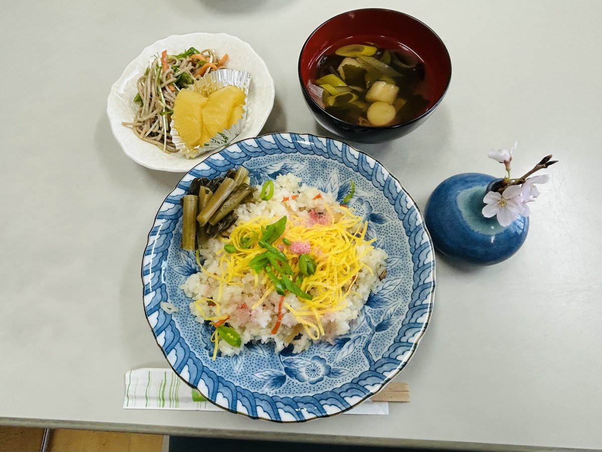 inashakyo's tweet photo. さくらの家です！🌸
本日ひな祭りという事でちらし寿司を食べました！
みんなで食べると美味しいですね！

また、押し花のしおりで使用する、さくらの家で早咲きさせている桜が開花しました！鮮やかに色づいていてとても綺麗です！

高遠城址公園さくら祭りで販売いたします！ぜひお買い求め下さい！ https://t.co/YsG8UGTgar