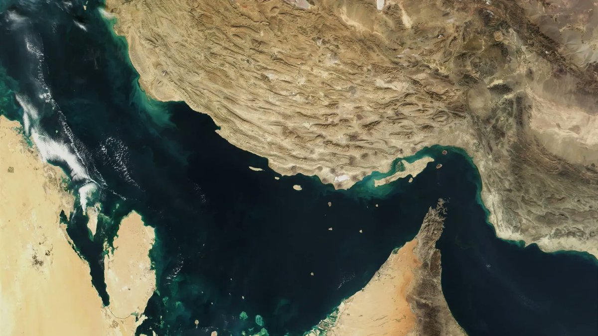 Die Straße von Hormus brennt, die Spritpreise steigen und wir rasen direkt in eine 3. Ölkrise hinein. Damit uns das Öl nicht ausgeht, ist jetzt die Gelegenheit wie in den 1970ern diverse Sofortmaßnahmen zum Ölsparen einzuführen z.B.

- Wiedereinführung des 9 Euro Tickets
-