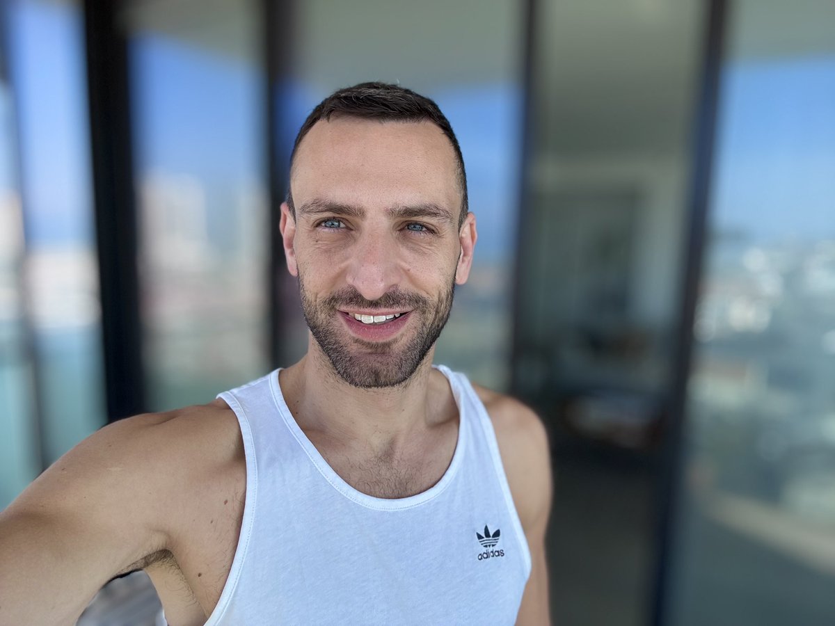39 ans. Je ne pensais pas fêter mon anniversaire en pleine guerre. Ni qu'on me souhaite "joyeux anniversaire" un peu après minuit dans l'abri antimissiles. 

Rien ne se déroule comme prévu. 

Mais peu importe,  l'essentiel est ailleurs : 
Mes proches et moi sommes en sécurité et