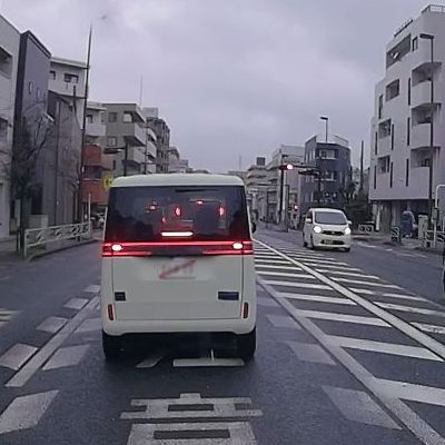 dobuusaP's tweet photo. 雨降りのひな祭りですが、横浜市内の国道16号線で見慣れないテールランプの軽自動車が走っていました。会社とクルマの名前はテープで隠してますが、BYDのRACCO（ラッコ）じゃん！公道テスト？それとも単なる移動？ https://t.co/65tvH4WHSF
