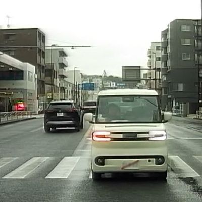 dobuusaP's tweet photo. 雨降りのひな祭りですが、横浜市内の国道16号線で見慣れないテールランプの軽自動車が走っていました。会社とクルマの名前はテープで隠してますが、BYDのRACCO（ラッコ）じゃん！公道テスト？それとも単なる移動？ https://t.co/65tvH4WHSF