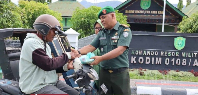 Eviviona2's tweet photo. Gedung sekolah yang layak mengirim pesan kuat: negara menaruh perhatian dan tidak akan membiarkan warganya ketinggalan dalam pendidikan.
Tebar Berkah Sesama https://t.co/72mqba3EpI