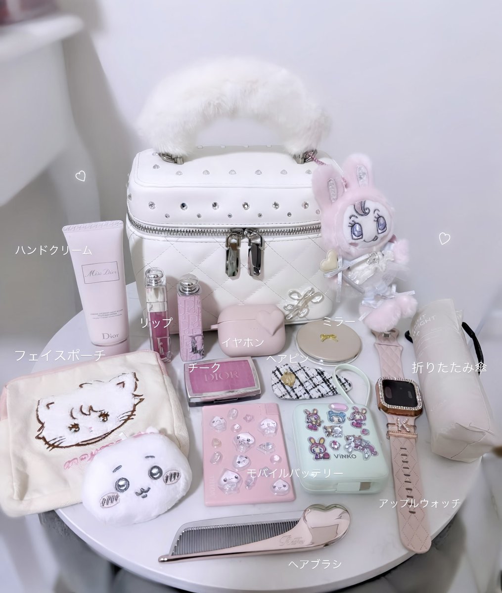 vinko_JP's tweet photo. 🎉外出用バッグに必ず入れておきたいのはモバイルバッテリーと充電ケーブル🎉
👀でも！！
vinkoモバイルバッテリーはケーブル内蔵型なので、バッテリー1つでOK
2～3回充電可能で、1日外出も安心❤
しかも5色から選べる～

購入リンク🔗：
https://t.co/zQDXeAJM43 https://t.co/H9C7MAauhr