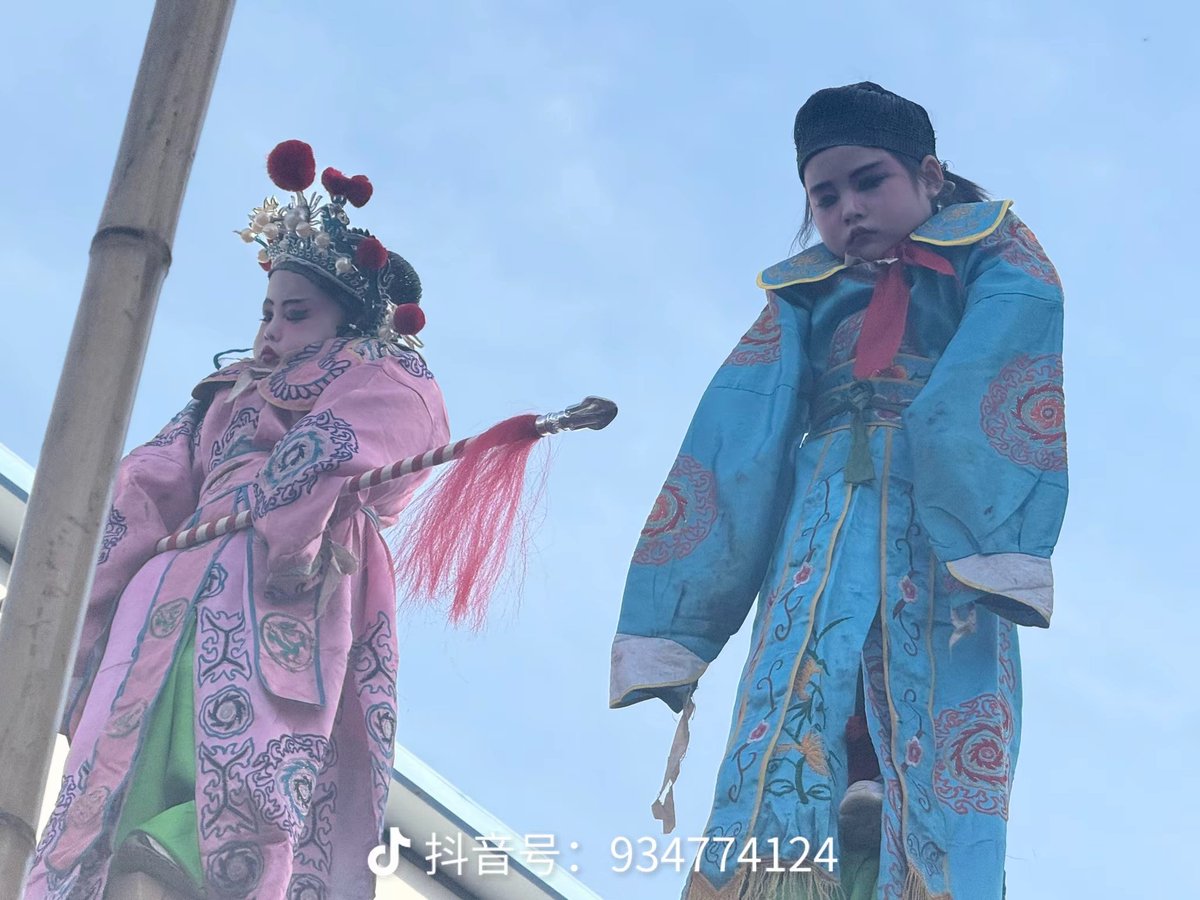 lidoudou526's tweet photo. #正月十五 #社火 #表演 之
#睡不醒 篇
高处睡眠，格外香甜，哈哈哈哈
#BecomingChinese
#ChineseTime
#ChineseNewYear2026 https://t.co/4p8IMGNSAi