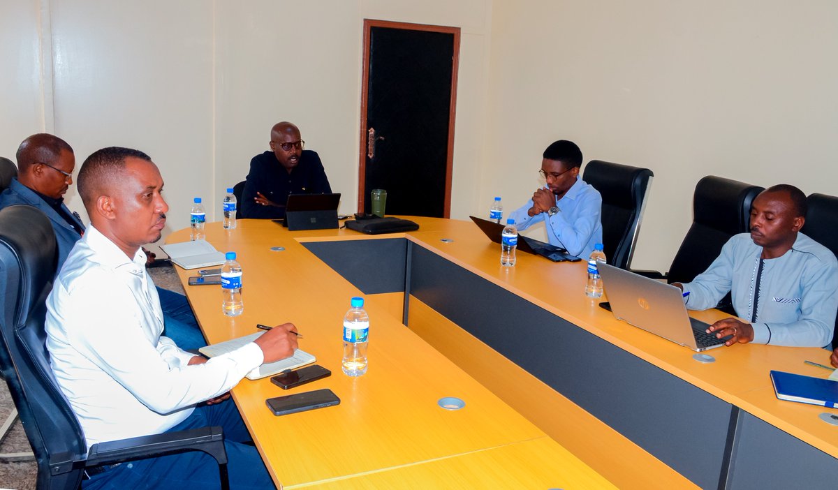 GatsiboDistrict's tweet photo. Muri iki gitondo, Ubuyobozi bw'Akarere bwagiranye ikiganiro n'itsinda rya @statisticsRW ririmo gusuzuma imihigo y'Akarere hagamijwe kurebera hamwe ibyagaragaye mu bugenzuzi bw'isuzuma ry'imihigo y'Akarere 2025/2026 n'ingamba zo kwihutisha ishyirwa mu bikorwa ryayo.@RwandaLocalGov https://t.co/vNru9n8S1P