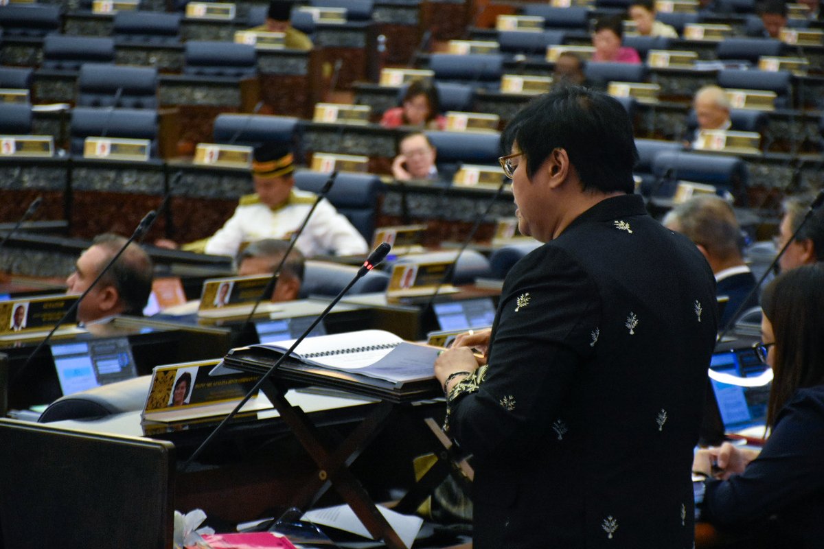 AzalinaOthmanS's tweet image. Agenda Reformasi Kerajaan MADANI bukan sekadar retorik— ia adalah komitmen sebuah Kerajaan yang #WalkTheTalk

Kerajaan MADANI hari ini membentangkan Rang Undang-Undang Perlembagaan (Pindaan) (No. 2) 2026 untuk mengasingkan peranan Peguam Negara dan Pendakwa Raya bagi bacaan kali