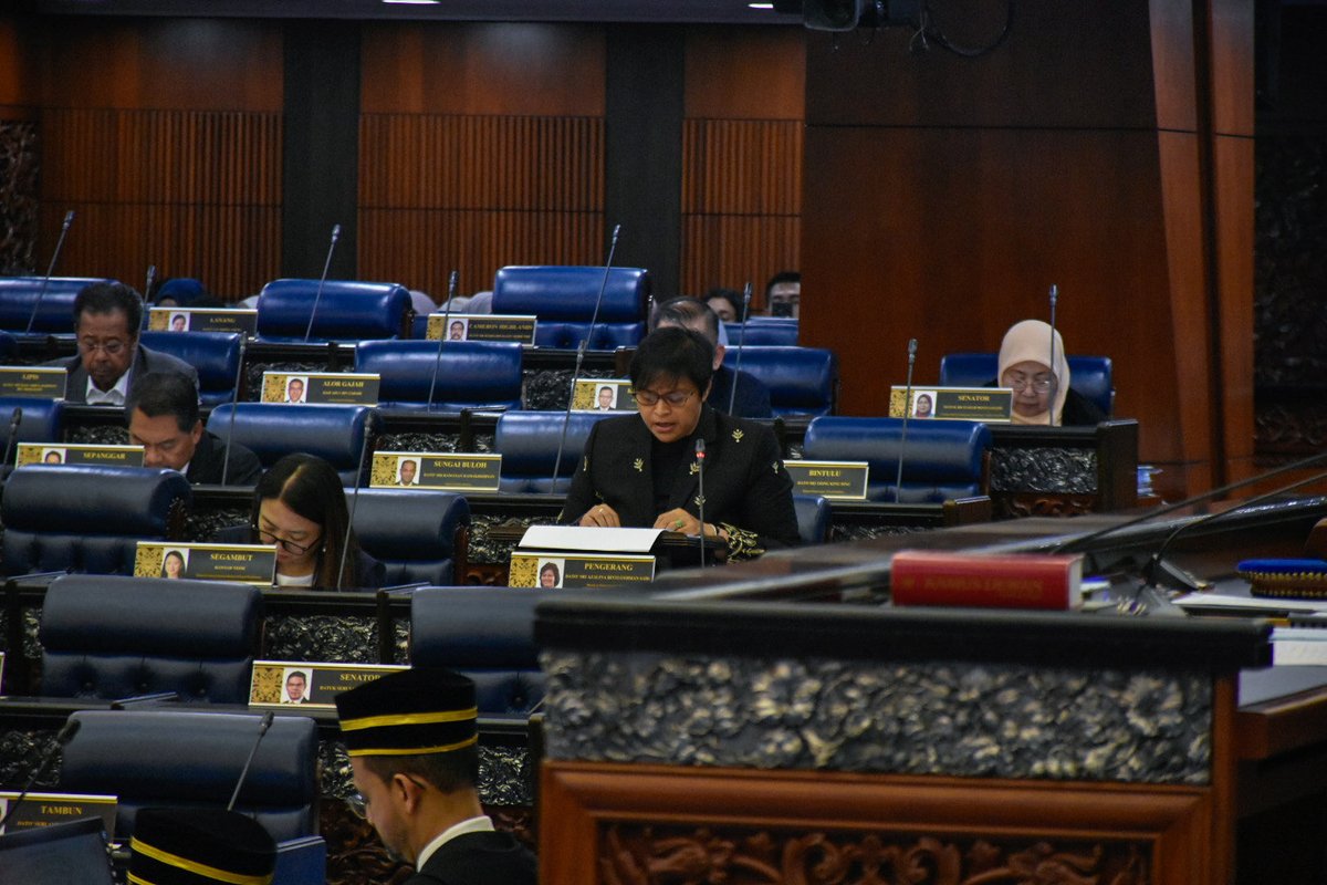 AzalinaOthmanS's tweet image. Agenda Reformasi Kerajaan MADANI bukan sekadar retorik— ia adalah komitmen sebuah Kerajaan yang #WalkTheTalk

Kerajaan MADANI hari ini membentangkan Rang Undang-Undang Perlembagaan (Pindaan) (No. 2) 2026 untuk mengasingkan peranan Peguam Negara dan Pendakwa Raya bagi bacaan kali