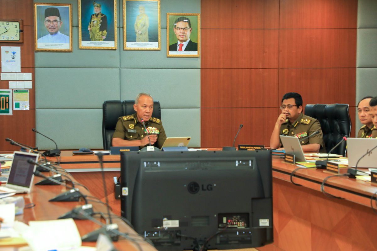 relamalaysia's tweet photo. 𝙈𝙀𝙎𝙔𝙐𝘼𝙍𝘼𝙏 𝙋𝙀𝙉𝙂𝙐𝙍𝙐𝙎𝘼𝙉 𝙏𝙀𝙍𝙏𝙄𝙉𝙂𝙂𝙄 𝙅𝘼𝘽𝘼𝙏𝘼𝙉 𝙎𝙐𝙆𝘼𝙍𝙀𝙇𝘼𝙒𝘼𝙉 𝙈𝘼𝙇𝘼𝙔𝙎𝙄𝘼 (𝙍𝙀𝙇𝘼) 𝘽𝙄𝙇𝘼𝙉𝙂𝘼𝙉 𝟮 𝙏𝘼𝙃𝙐𝙉 𝟮𝟬𝟮𝟲

3 Mac 2026 – YBhg. Datuk KPjR Rosli Yaakub, Ketua Pengarah Jabatan Sukarelawan Malaysia (RELA) https://t.co/FvPxwgxBh9